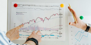 Wirtschaftswissenschaft Menschen, die eine Grafik analysieren