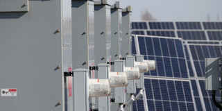 FAPESP/M-ERA.NET Maschinen mit Solarmodulen im Hintergrund