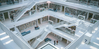 Bibliothek Blick auf eine Bibliothek mit Treppen und vier Stockwerken