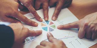 Fifth Trans-Atlantic Platform International Funding Call Finger, die auf ein Kreisdiagramm zeigen